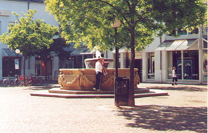 Fountain near Rathaus.jpg